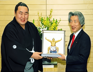 2006年1月の日本プロスポーツ大賞授賞式で小泉首相にフィギュアを贈る横綱 朝青龍